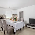 Apartment Mario By El-pi Tours