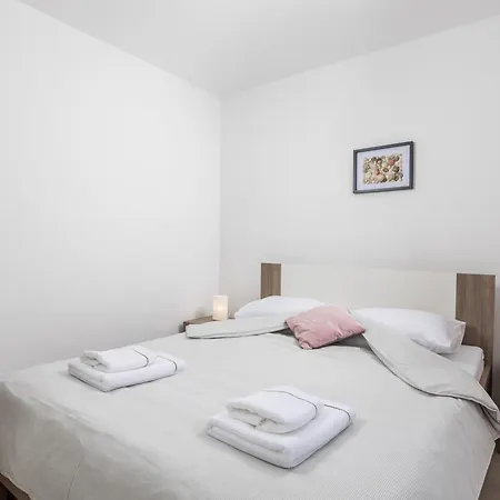 Mario By El-pi Tours * Малинска