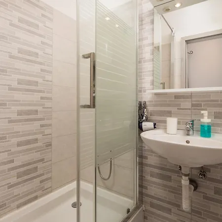 Mario By El-pi Tours Малинска